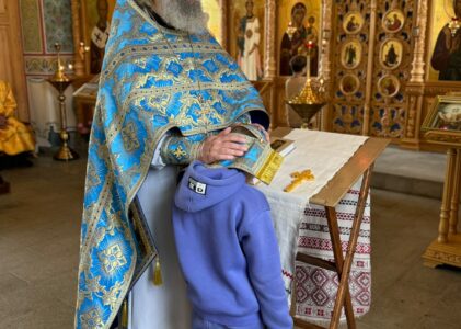 В СУББОТУ 18-Й СЕДМИЦЫ ПО ПЯТИДЕСЯТНИЦЕ ПРОТОИЕРЕЙ ПАВЕЛ ПЕТРОВСКИЙ СОВЕРШИЛ БОЖЕСТВЕННУЮ ЛИТУРГИЮ В ЦЕРКВИ Д. УКОЛОВО